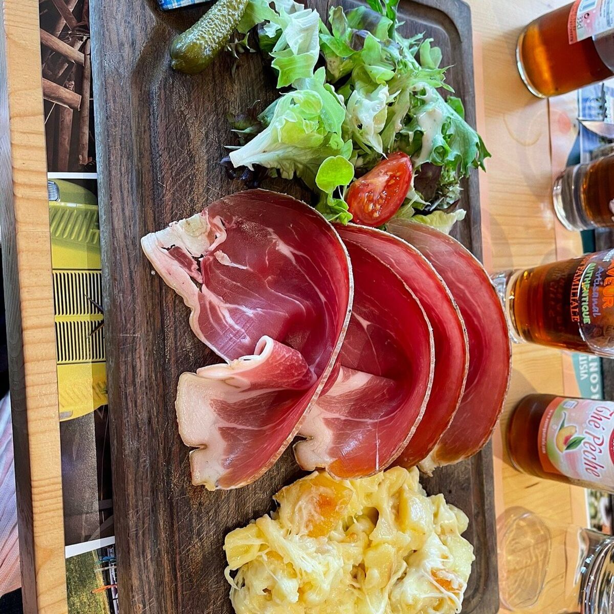 Planche de charcuterie auvergnate et chou