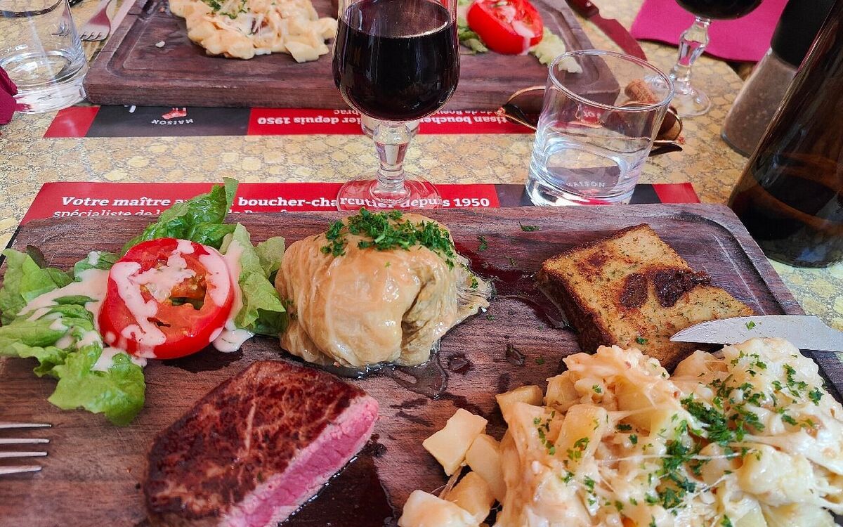 Assiette de chou farci et viande, tranche de pain grillé