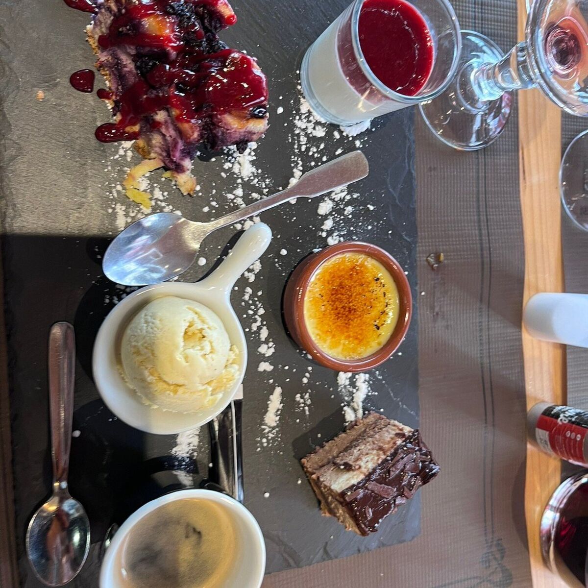 Café gourmand et ses desserts sur ardoise