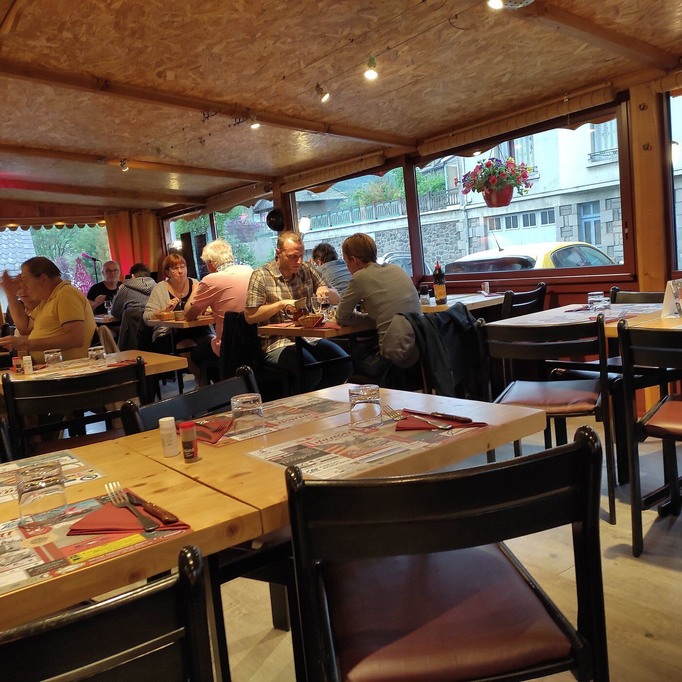 La salle du restaurant, plafond bois et tables dressées